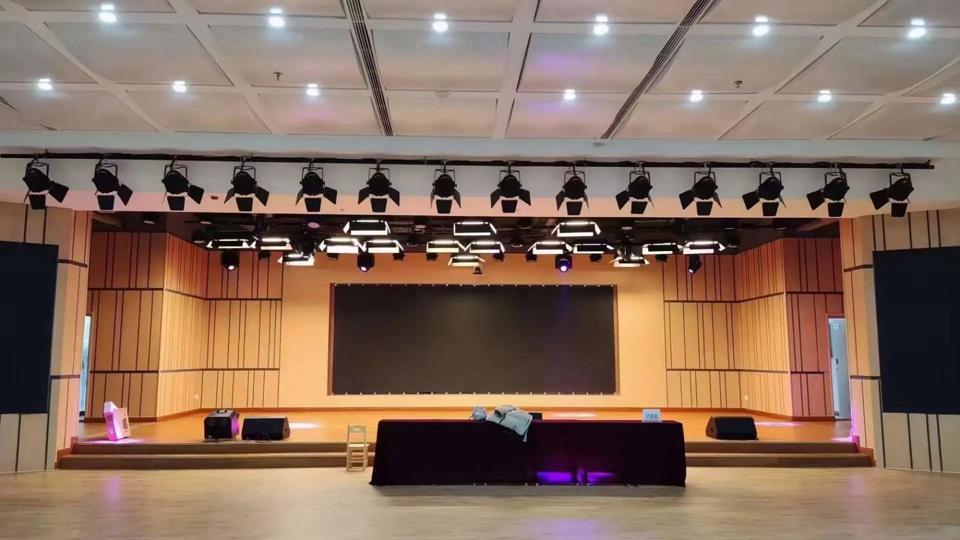 航天廣電專業(yè)燈光音響擴聲系統(tǒng)工程產(chǎn)品服務(wù)于某學(xué)校禮堂！